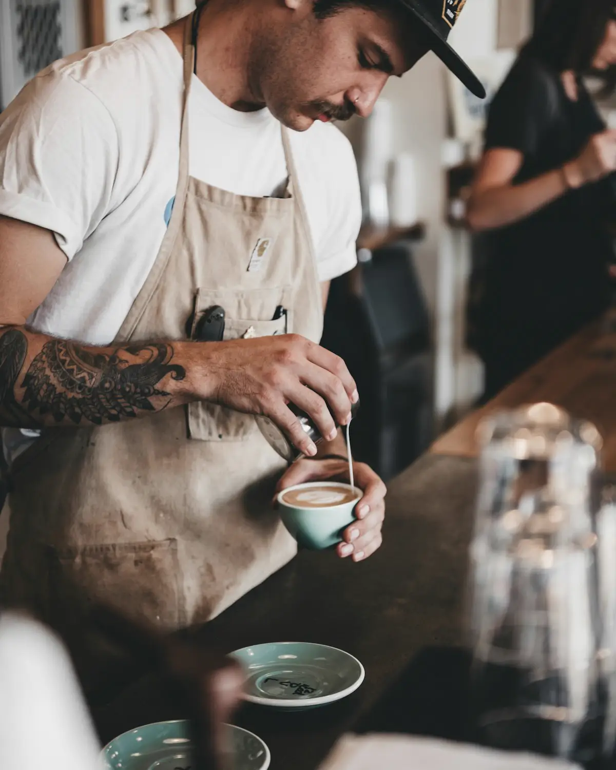 Barista bereitet Kaffee zu