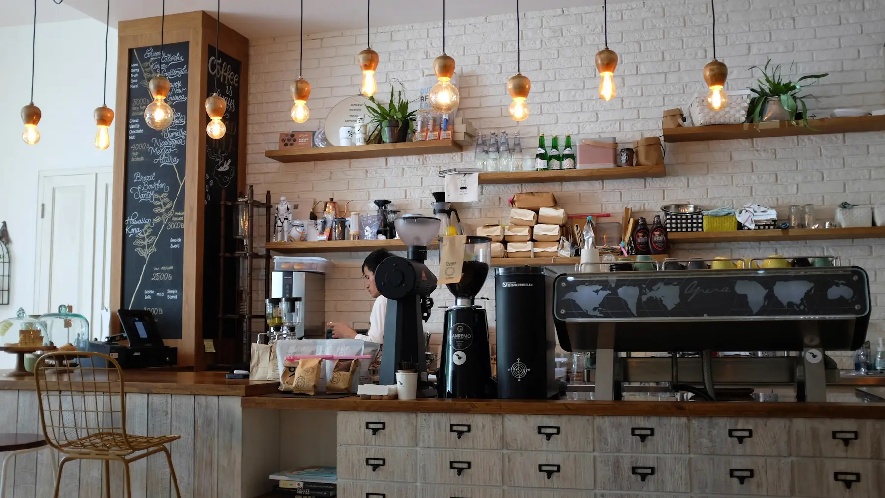 Theke des Cafés mit Kaffeemaschine und Kuchen