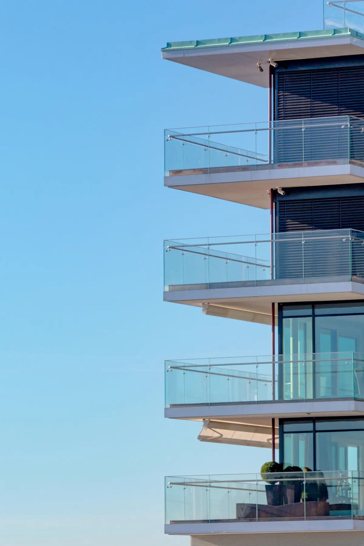 Balkone mit Glasgeländern